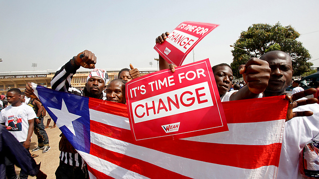 הזמן לשינוי. תומכיו וואה מפגינים (צילום: רויטרס) (צילום: רויטרס)