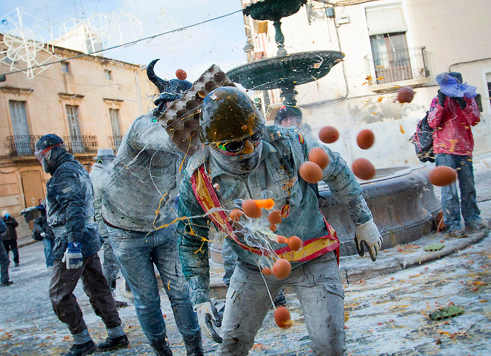 זורקים קמח וביצים בפסטיבל בספרד (צילום: AFP) (צילום: AFP)