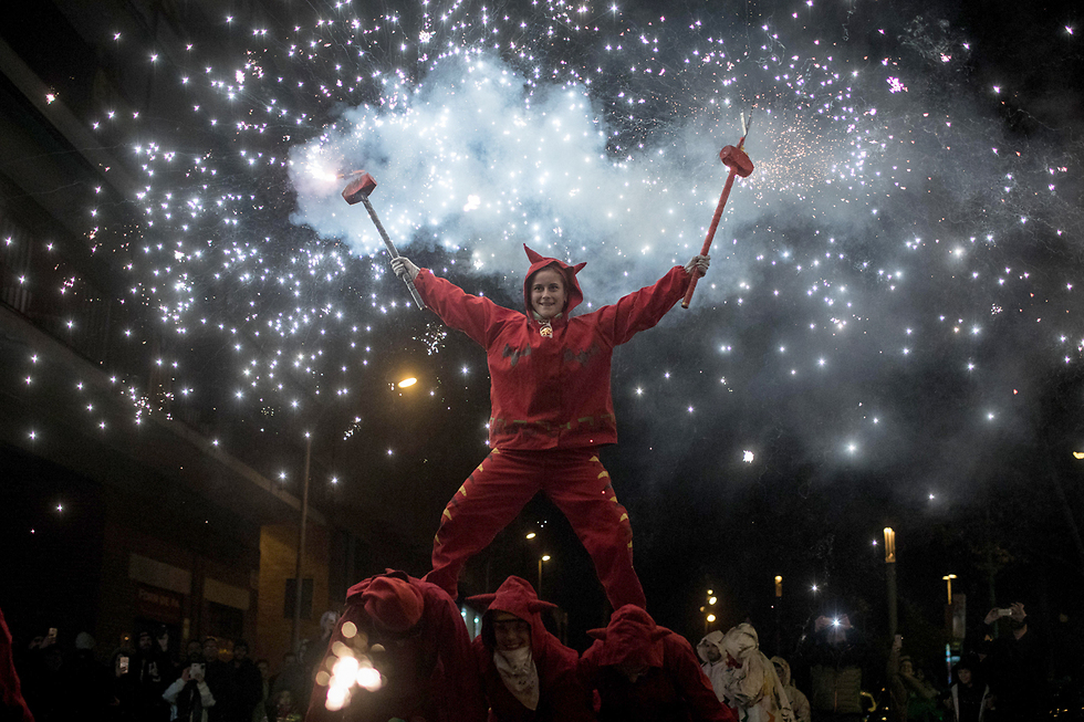 אישה בתחפושת שטן ביום החפים מפשע בברצלונה, ספרד (צילום: gettyimages) (צילום: gettyimages)