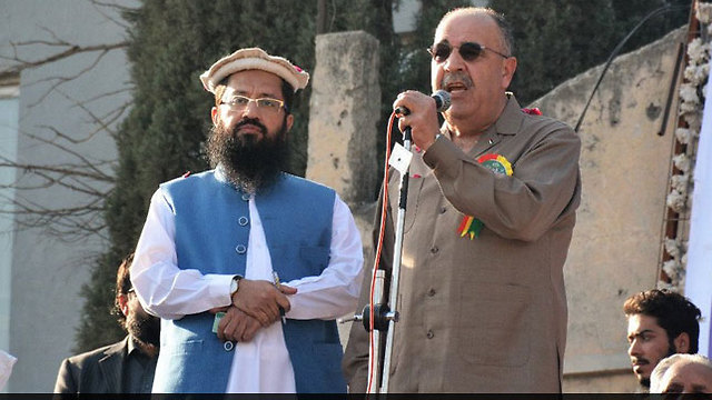 Palestinian Ambassador to Pakistan Abu Ali (R) and Lashkar-e-Taiba leader Saeed (Photo: Twitter)