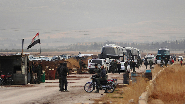 מאות פונו באוטובוסים מאזור הגבול עם ישראל (צילום: AP) (צילום: AP)