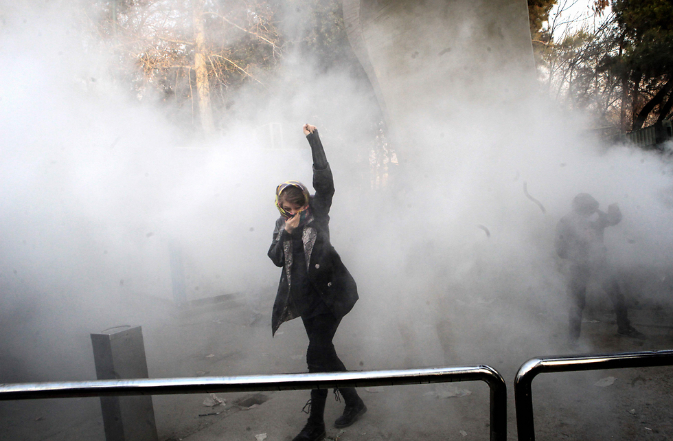 גז מדמיע באוניברסיטת טהרן (צילום: AFP) (צילום: AFP)
