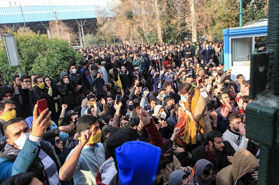 מפגינים בטהרן בסוף השבוע (צילום: AFP) (צילום: AFP)