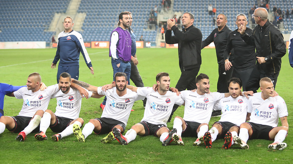 השחקנים וצוות האימון של הפועל חיפה חוגגים את הניצחון אתמול (צילום: אורן אהרוני) (צילום: אורן אהרוני)