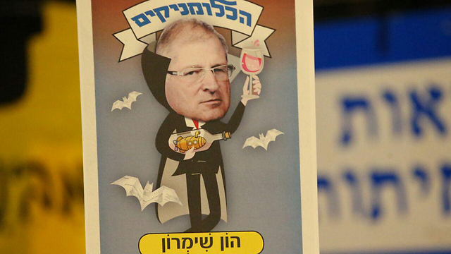 Satirizing PM's attorney David Shimron (Photo: Moti Kimchi)