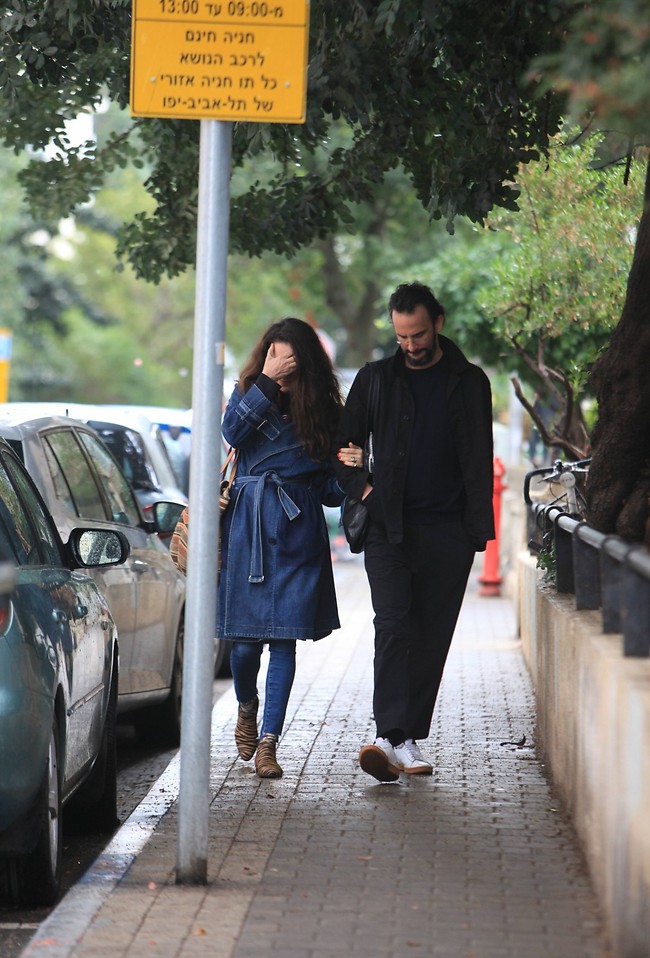 "אם אני לא רואה אתכם, אתם בטח לא רואים אותי" (מוטי לבטון) "אם אני לא רואה אתכם, אתם בטח לא רואים אותי" (מוטי לבטון)