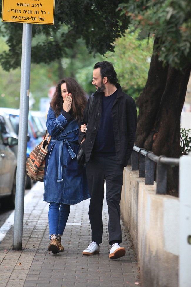 נראה מתישהו טבעת על האצבע הזאת? (מוטי לבטון) נראה מתישהו טבעת על האצבע הזאת? (מוטי לבטון)