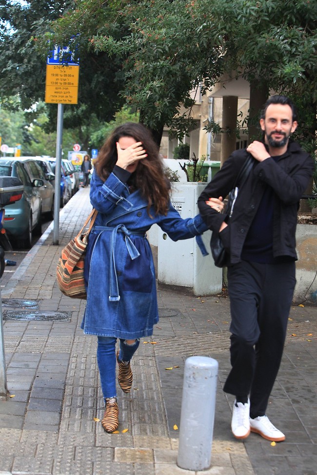 מסתנוורת מהפלאשים (מוטי לבטון) מסתנוורת מהפלאשים (מוטי לבטון)