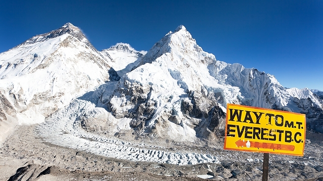 שלט בדרך לפסגה הגבוהה בעולם (צילום: שאטרסטוק) (צילום: שאטרסטוק)