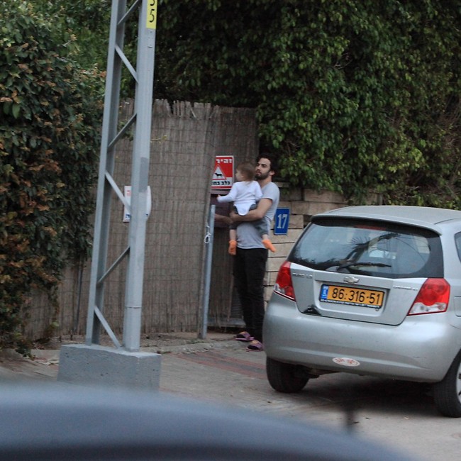 "הנה אמא באה". גיא מנטש והבת ליצ'י (צילום: מוטי לבטון) "הנה אמא באה". גיא מנטש והבת ליצ'י (צילום: מוטי לבטון)