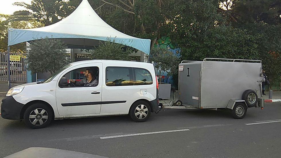 כלי הרכב עם הציוד נשאר בחוץ, ערוץ הספורט פנה לבית המשפט (צילום: משי בן עמי) (צילום: משי בן עמי)