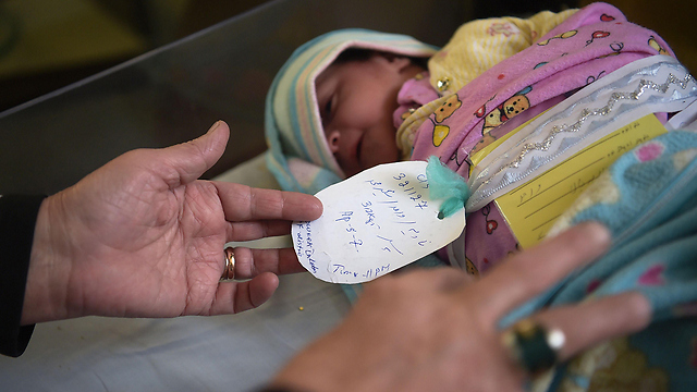 אפגניסטן לומדת לרשום תאריכי לידה. בבית חולים בקאבול הבירה (צילום: AP) (צילום: AP)