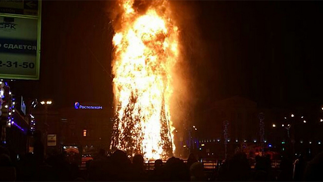 עץ נשרף בחגיגות השנה החדשה ביוז'נו-סחלינסק שבמזרח רוסיה ()