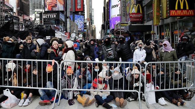 תופסים מקום לקראת החגיגה בכיכר טיימס בניו יורק (צילום: AP) (צילום: AP)