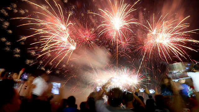 חגיגת זיקוקים במנילה, בירת הפיליפינים (צילום: AP) (צילום: AP)
