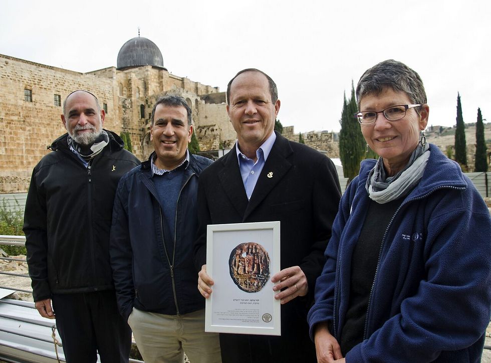 Мэр Иерусалима Нир Баркат с археологами. Фото: Юли Шварц (Photo: Yuli Schwatz)