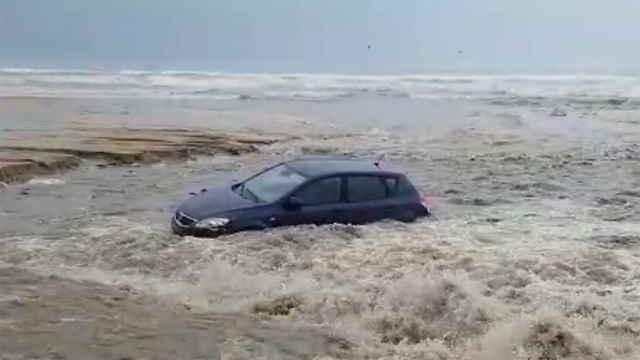 מבול מבורך, תוצאות עגומות. רכב נסחף לים בחיפה    (צילום: רפי קינג, קבוצת "חדר מצב ארצי") (צילום: רפי קינג, קבוצת 