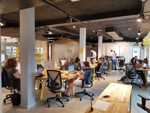 מתחם העבודה של חברוTA בתל־אביב מציע גני ילדים בקומת הקרקע ומשרדים בקומה מעל  (צילום: מרכז קהילתי דב הוז)