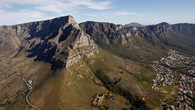 הר השולחן בדרום אפריקה. החילוץ נמשך אל תוך הלילה (צילום: AP) (צילום: AP)