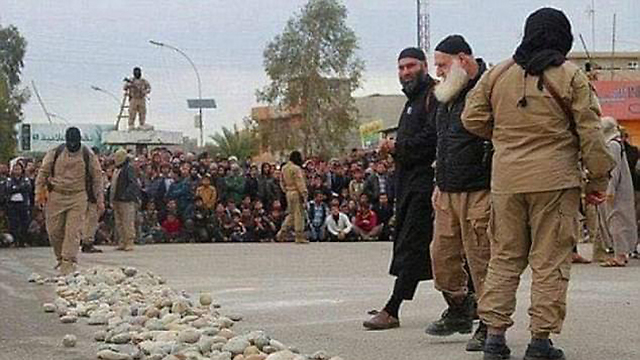 אבו עומר המזוקן בהוצאה להורג של עצורים שבהם החזיק דאעש ()