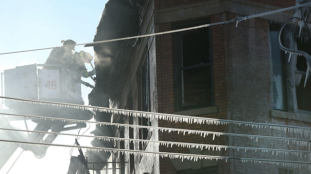 קרח על כבלי חשמל ברובע ברונקס בניו יורק (צילום: AFP) (צילום: AFP)