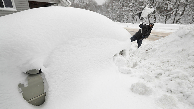 מכונית שנקברה בשלג בפנסילבניה (צילום: AP) (צילום: AP)