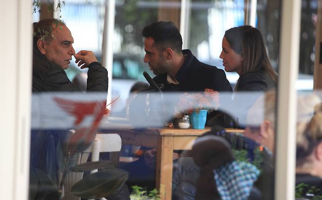 "איפה המלצרית?" (צילום: מוטי לבטון) "איפה המלצרית?" (צילום: מוטי לבטון)