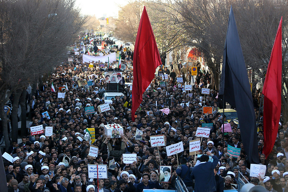 הצד השני: המחאות נגד הממשלה (צילום : AFP) (צילום : AFP)