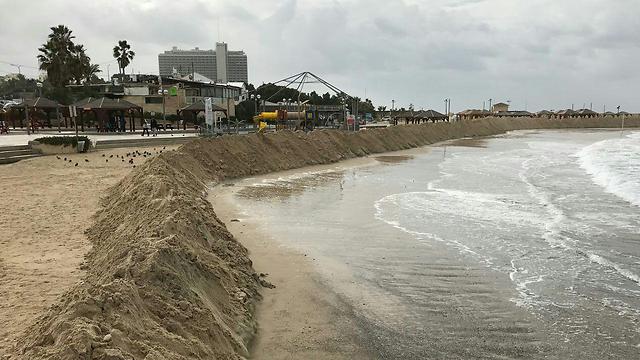 Sand berms Tel Aviv (Photo: Motti Kimchi)