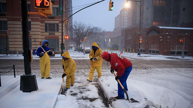 ניו יורק מתעוררת לשלג, הבוקר שעון ארצות הברית (צילום: AFP) (צילום: AFP)