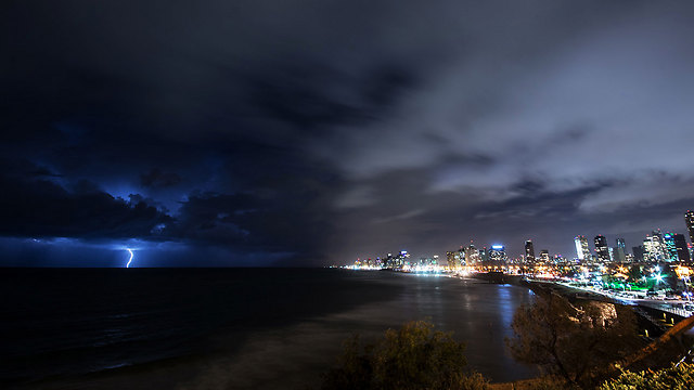 ברק בשמי תל אביב (צילום: ארז ונסובר) (צילום: ארז ונסובר)