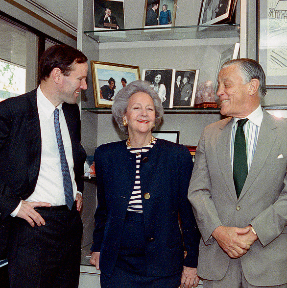 בראדלי (מימין) עם המו"לית קתרין גרהאם ובנה דונלד, 1991