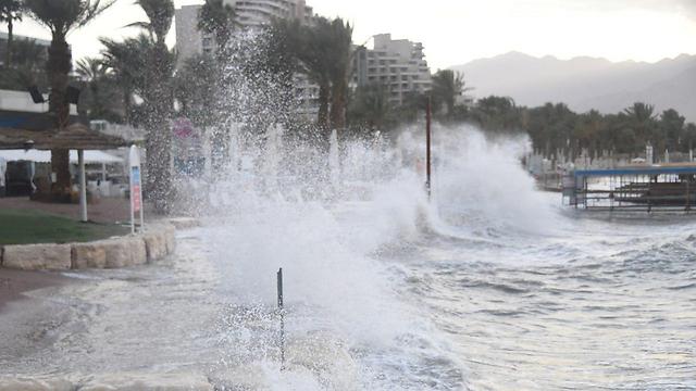 אילת: רוחות עזות סחפו מי ים לרחובות (צילום: יאיר שגיא) (צילום: יאיר שגיא)
