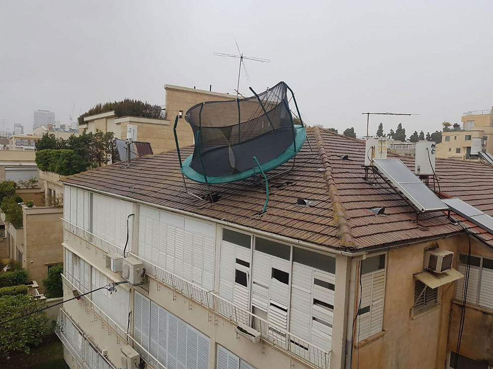 טרמפולינה עפה על גג בבני ברק וגרמה לנזק (צילום: יונתן חורזבסקי) (צילום: יונתן חורזבסקי)