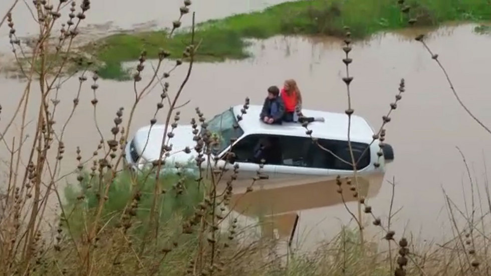 Children attempt to stay afloat on sinking vehicle (Photo: MDA)