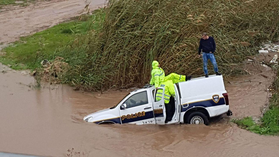 Police vehicle sinks into the giant puddle (Photo: MDA)