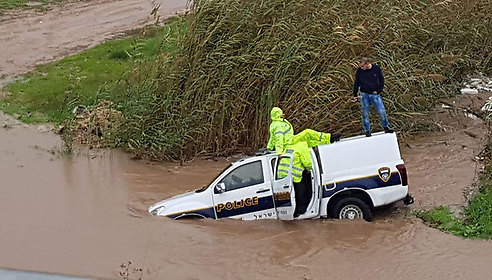 Police vehicle caught in flood (Photo: Mada)