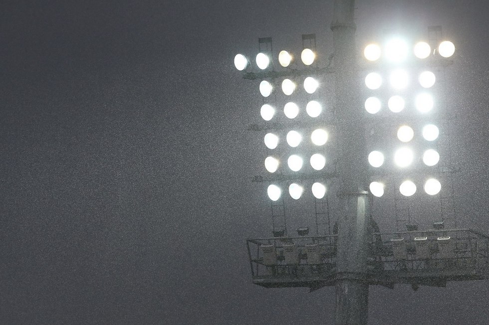 גשם באצטדיון. מזג האוויר הסוער שיבש תוכניות בליגות הנמוכות (צילום: אורן אהרוני) (צילום: אורן אהרוני)