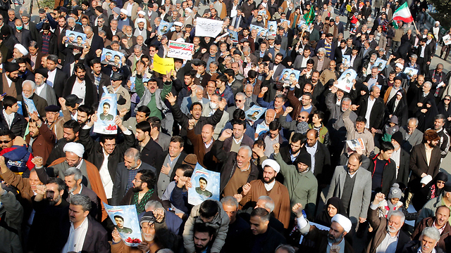תומכים בממשל באיראן (צילום: EPA) (צילום: EPA)