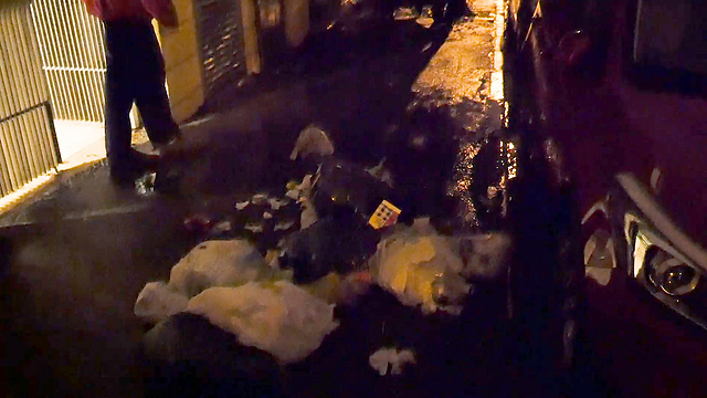 Residents piled trash outside Barkat's home in Jerusalem (Photo: Mooli Goldberg)