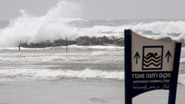 סערה בחוף נתניה. הים יהיה גבה גלי עד גולש (צילום: AFP) (צילום: AFP)