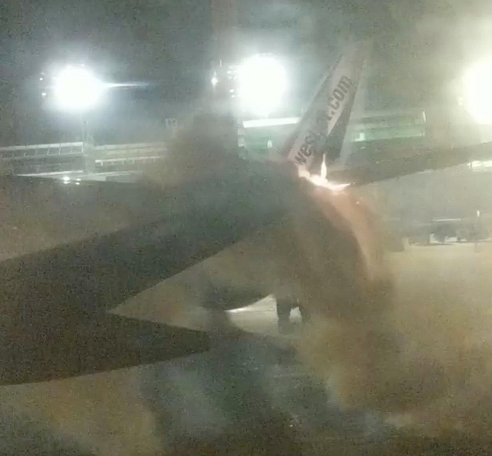 המטוס הבוער בטורונטו (צילום: רויטרס) (צילום: רויטרס)