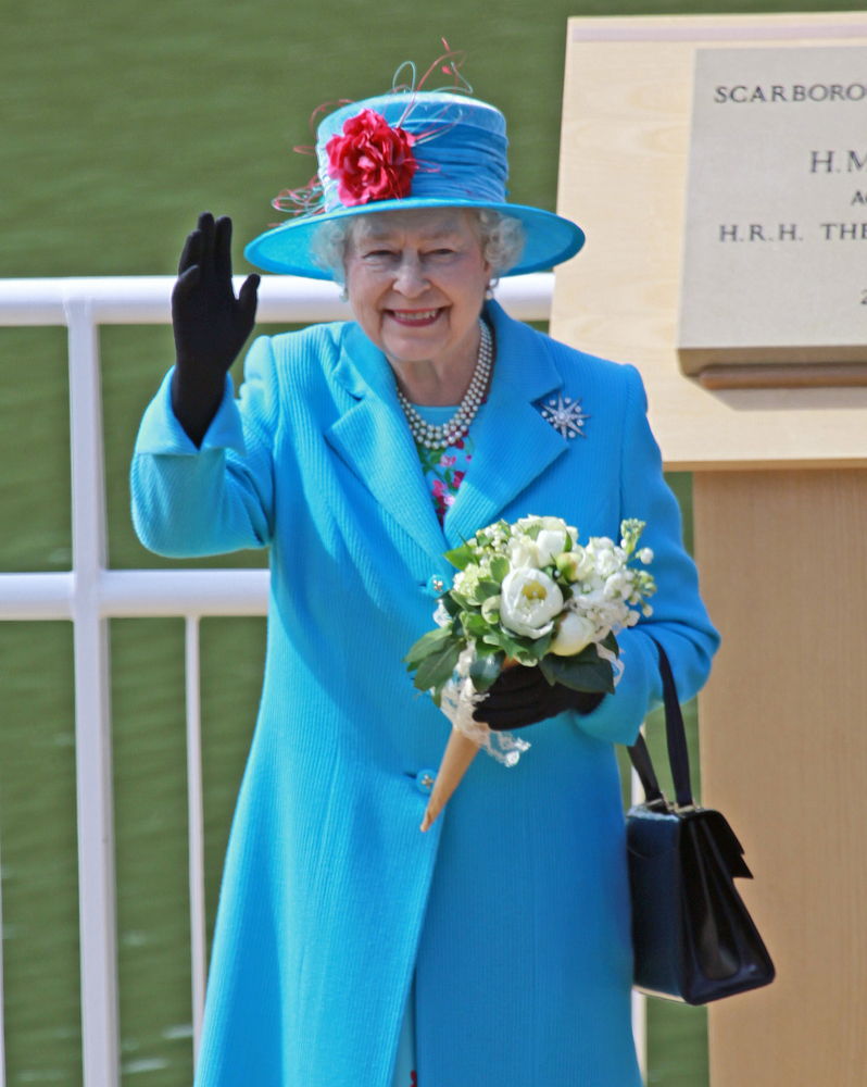 Королева Елизавета со знаменитой сумкой. Фото: Atlaspix shutterstock