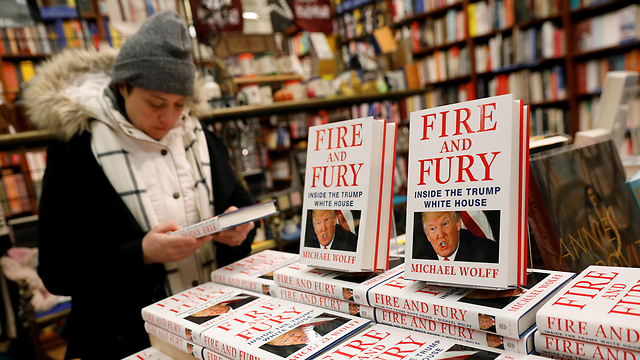 הספר שעורר את זעמו של הנשיא. "אש וזעם" של מייקל וולף, שנחטף מהמדפים בחנויות (צילום: רויטרס) (צילום: רויטרס)