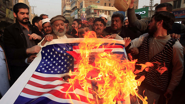 שורפים את דגל ארה"ב בסוף השבוע בפקיסטן (צילום: EPA) (צילום: EPA)