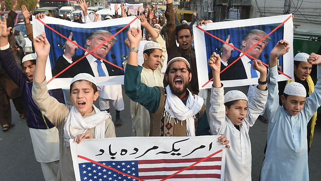 היסטוריה של שנאה. פקיסטנים מאיימים: "שארה"ב לא תעשה טעויות" (צילום: AFP) (צילום: AFP)