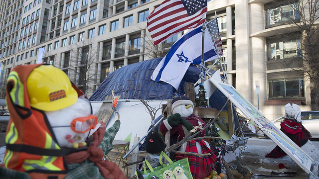 אוהל של הומלס בוושינגטון הבירה, ועליו דגלי ארה"ב וישראל (צילום: AFP) (צילום: AFP)