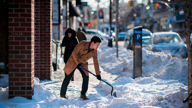 מפנים שלג מרחובות ניו יורק (צילום: AFP) (צילום: AFP)