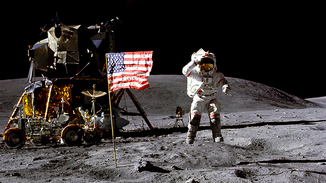 יאנג מצדיע לדגל ארה"ב על הירח ב-1972 (צילום: AP, Charles M. Duke Jr./NASA) (צילום: AP, Charles M. Duke Jr./NASA)