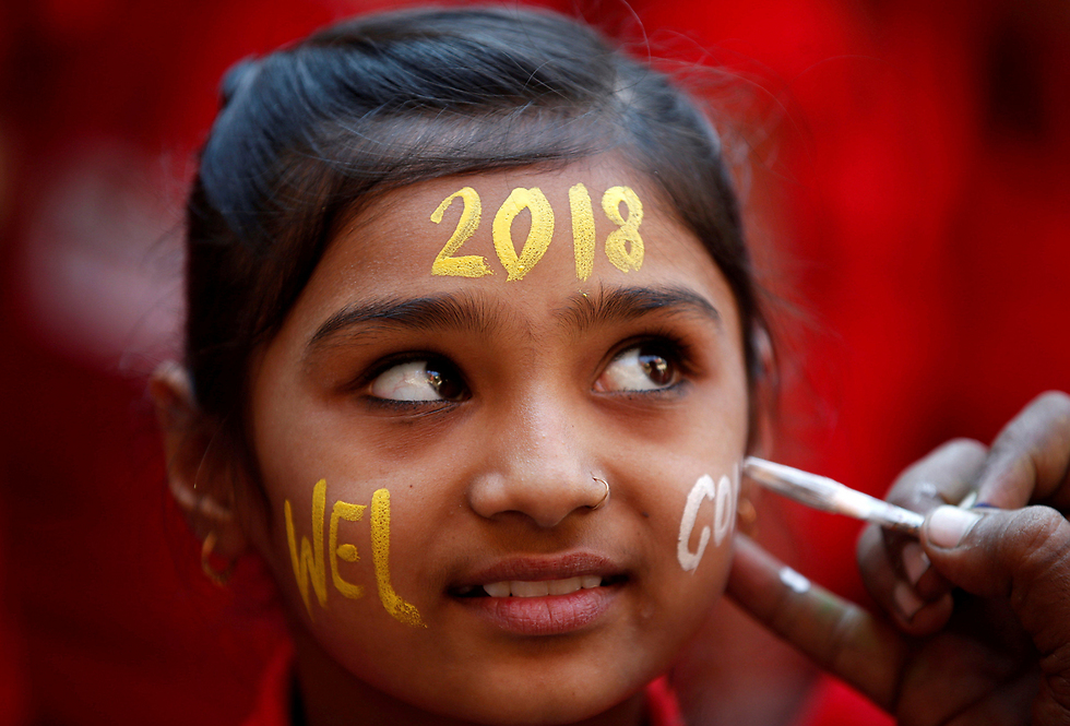 תלמידה חוגגת את השנה האזרחית החדשה באחמדבאד, הודו  (צילום: רויטרס) (צילום: רויטרס)